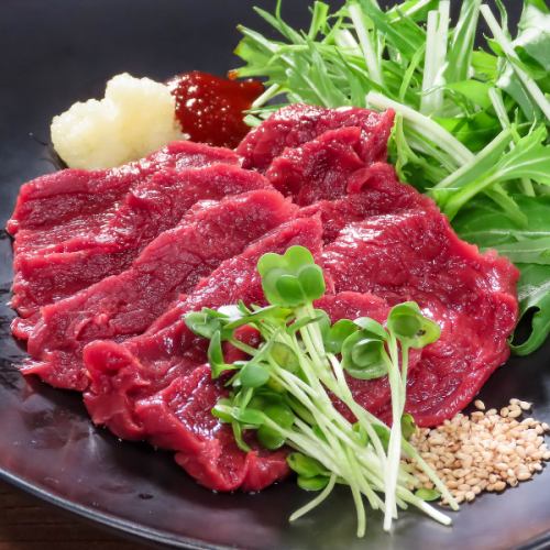 【お酒との相性◎】日本酒や焼酎と一緒に楽しみたい♪口の中でほどける極上馬刺し