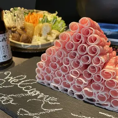 【僅限平日午餐】精選羊肉涮涮鍋 ◆ 無限量供應 + 含軟飲吧 ★ 最後點餐時間：60分鐘