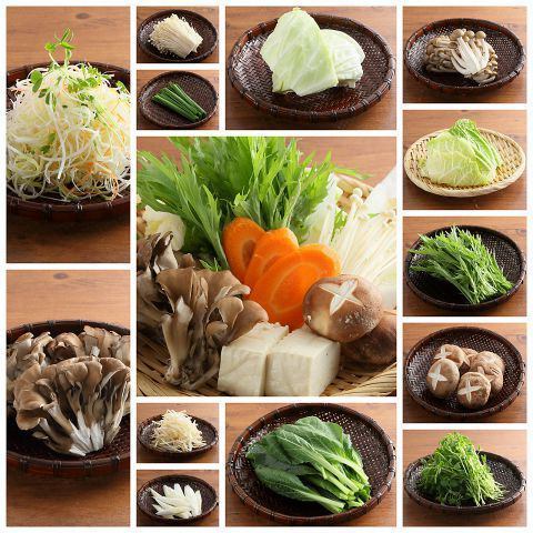 常時20種の新鮮野菜と鍋具材のビュッフェ