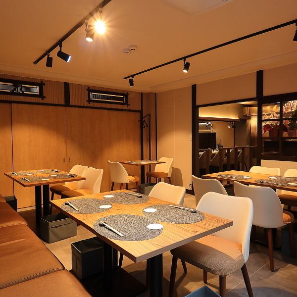広々とした空間をご用意しています。落ち着いた照明と洗練されたインテリアが特徴で、ゆっくり食事を楽しみたい方にぴったり!会食やお祝いの席にも最適です。目の前で調理するスタイルは演出感も抜群!贅沢な時間を存分にお楽しみいただけます。