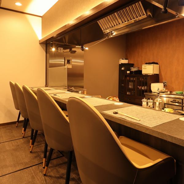 シーンに合わせたお席をご用意!シェフが目の前で調理するライブ感を楽しめるカウンター席は特別なディナーに最適です。落ち着いた静かな空間で、プライベートな食事を堪能できます◎