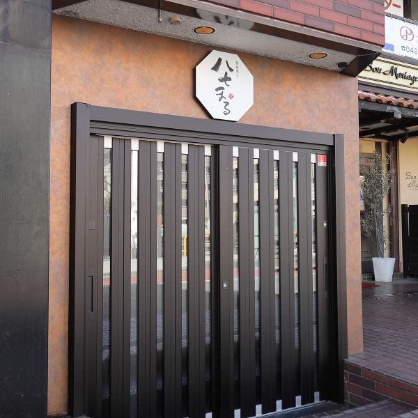 1階の入口から階段を降りると、地下に広がる落ち着いた空間。少し入りにくく感じるかもしれませんが、店内でゆったりとした時間をお過ごしいただけます。特別な日のお食事や接待、そして仕事帰りにも安心してご利用いただけます。