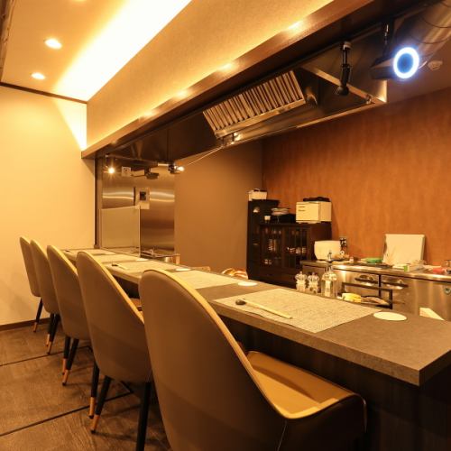 【お洒落なカウンター席】調理風景を眺めることができ、臨場感抜群◎デートにもおすすめです。