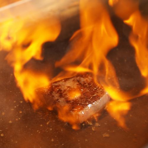 ライブ感あふれる演出と「コース料理」へのこだわり！