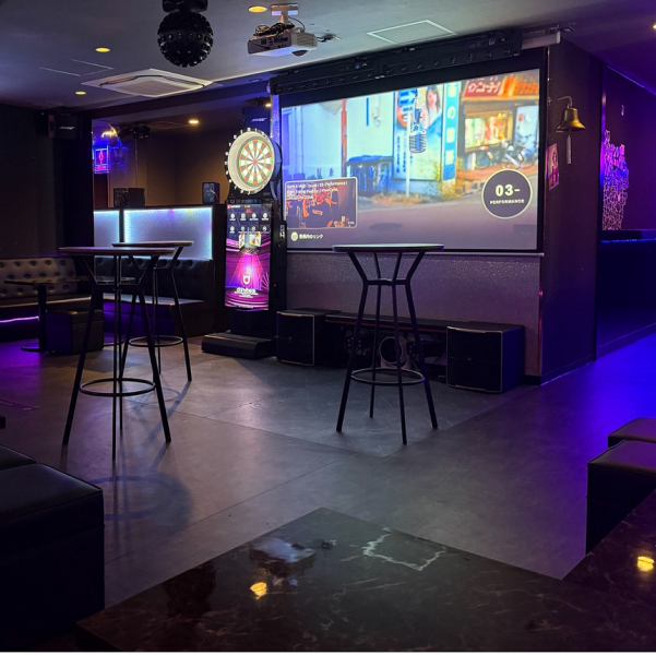 ◆◇~巨大スクリーンで推し活&オタ活~◆◇≪推しの誕生日をワクワクパニックでお祝いしよう!≫店内にある巨大スクリーンに推しの画像や動画を流して推し活♪誕生日にはケーキを持ち込んでお祝いもOK!特別な日を友人と一緒に当店で過ごそう★