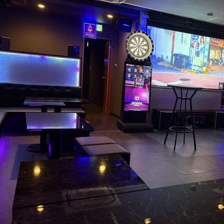 5명까지 앉을 수 있는 반소파 테이블석