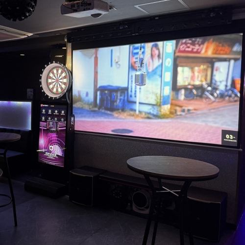 這裡還提供飛鏢和卡拉OK!