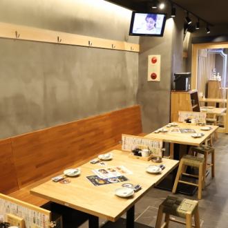 This table seats 6, perfect for small parties! Located inside the Shimodori Arcade, it's also easily accessible! It's also a great place for meetings.