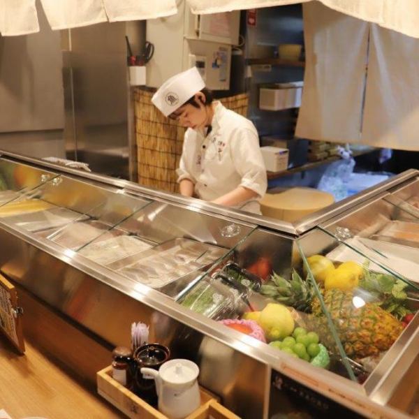 [Counter seats] From the counter seats, you can enjoy a luxurious atmosphere with a display window filled with colorful fruits and ingredients.This special seating allows you to experience the appeal and techniques of the cuisine while watching the chef's dexterity and cooking skills up close.Dining at the counter seats is sure to be a blissful experience for both the eyes and the tongue!