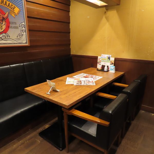 全165席を誇る当店は、会社の各種ご宴会やパーティー、最大50名様までの大規模な飲み会に対応可能◎JR仙台駅から歩いてすぐの好アクセスのため、待ち合わせや移動などがとてもスムーズに行えます♪4名様がご利用できるテーブル席は、親しいお仲間内の飲み会にもピッタリ！お疲れさまの「乾杯！」の後は、楽しい宴の始まり♪