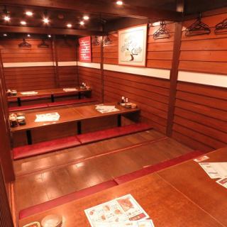本店設有許多可以放鬆身心的日式圍爐座位。備有 3 個座位，可容納 4 至 6 人，因此您可以在下沉式被爐座椅上放鬆身心，與親朋好友共度美好時光。請在舒適的空間中放鬆身心，度過幸福的時光。