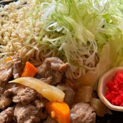 토로 토로 쇠고기 줄기 간장 야키소바