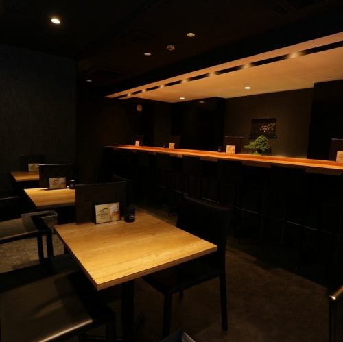 <p>【大人の雰囲気が漂う落ち着いた空間】シックで高級感のある内装は、大人のデートや特別な記念日にぴったりです。カウンター席でのんびりと食事を楽しんだり、テーブル席で会話を弾ませたり、様々なシーンでご利用いただけます。</p>