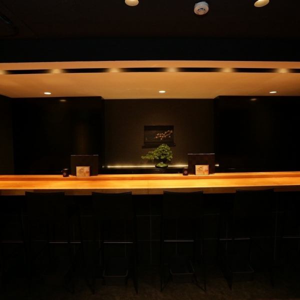 【ゆったりと過ごせるテーブル席】4名様と2名様用のテーブル席をご用意しています。ご家族での食事や親しい友人との集まりに最適です。リラックスできる雰囲気のお席で、美味しい韓国料理と会話を心ゆくまでお楽しみください。