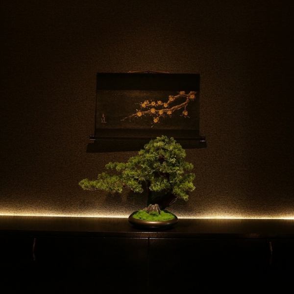 【特別なひとときを演出】落ち着いた雰囲気の隠れ家的空間で、暗めの照明が心を包み込みます。デートや記念日利用に最適なこのお店は、静かな環境で大切な人との時間を贅沢に過ごすことができます。非日常を味わえる特別な場所で、思い出に残る素敵なひとときをお楽しみください。