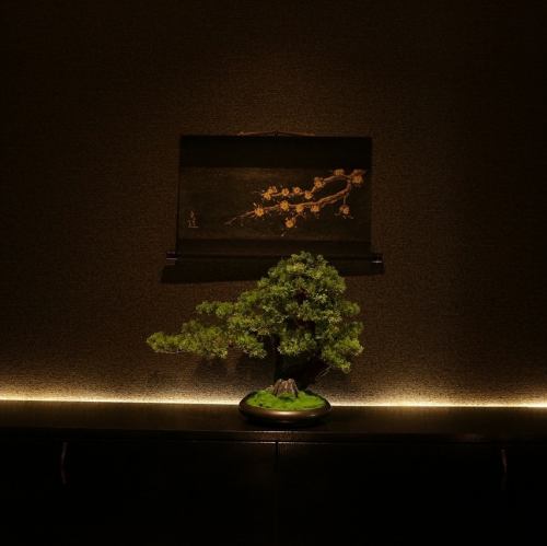 <p>【特別なひとときを演出】落ち着いた雰囲気の隠れ家的空間で、暗めの照明が心を包み込みます。デートや記念日利用に最適なこのお店は、静かな環境で大切な人との時間を贅沢に過ごすことができます。非日常を味わえる特別な場所で、思い出に残る素敵なひとときをお楽しみください。</p>