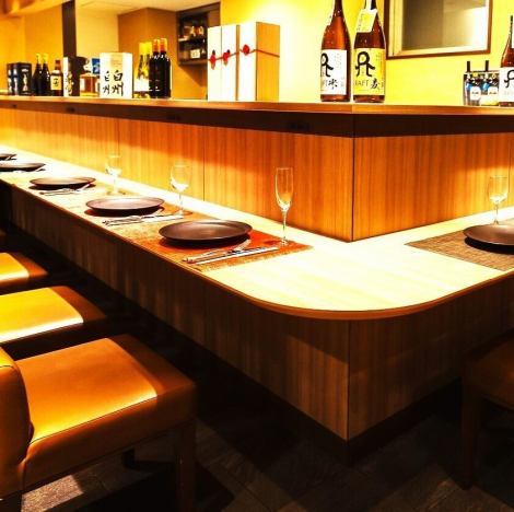 ディナーでは落ち着いた雰囲気のカウンター席をご用意。ゆったりとお料理と会話をお楽しみいただけます。