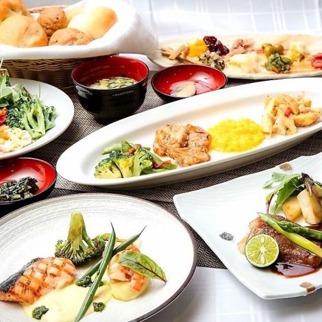 ランチにはドリンクバー付ビュッフェ他、シェフこだわり『Chef'sランチ』、お手軽な『Luxeランチ』をご用意