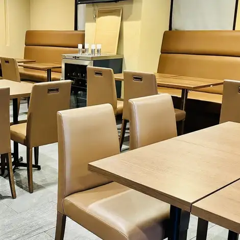 和を基調とした心地よい空間でゆったりとお食事を楽しめる当店。カウンターと広々テーブルをご用意しておりますので、お一人様から女子会、デート、お子様連れで家族団らんのお食事など広く対応しております◎大人数様でのご利用時は、最大50名様でもご利用可能！団体での観光でのお食事などもお気軽にご相談ください！