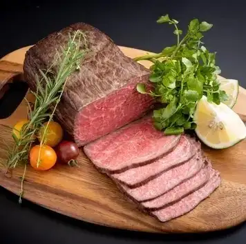 自製烤牛肉，選用國產牛肉，另提供午餐自助餐