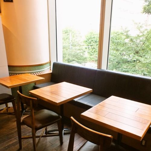 [BANGKOK SMILE Onarimon store] Seats for 2 people by the window.