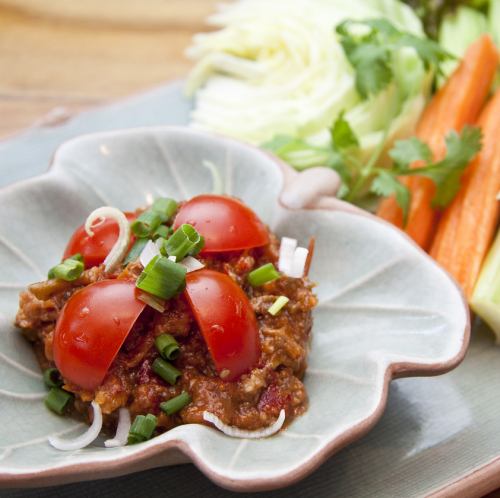 Seasonal vegetables and tomato-flavored meat miso dip