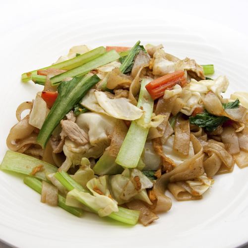 Thai soy sauce yakisoba with thick rice flour noodles