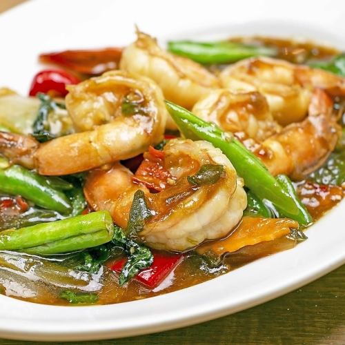 Stir-fried shrimp gapao ★ Pat gapao kung ★★