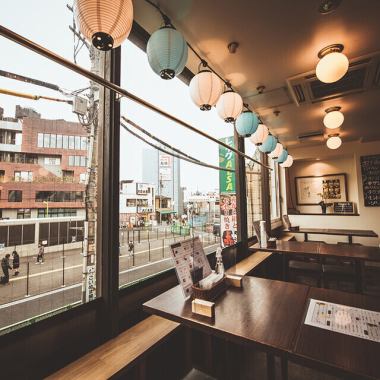 【開放感あふれる窓際テーブル席】陽光が差し込む開放的な窓際席は昼は明るく、夜はきらめく夜景を楽しめます♪広々とした空間で、ワインを片手にゆったりと流れる時間をお過ごしください。昼飲みを楽しむのも◎