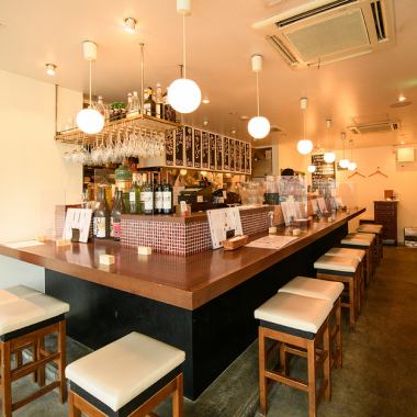 【カップルに人気のカウンター席】ワインを愛する二人にぴったりのお席。目の前でワインを注ぐ様子を眺めたり、スタッフとの会話を楽しめる特等席◎お互いの距離がぐっと縮まる、特別なひとときをご満喫ください♪