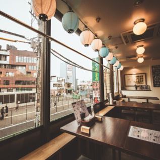 窓際のお席は開放感があり、贅沢な昼飲みも楽しめます♪