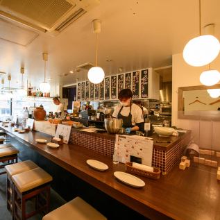 バル特有の雰囲気を漂わせるおしゃれなカウンター席◎