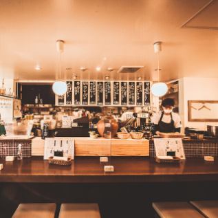 目の前で調理風景をご覧いただけるライブ感満点の特等席です！