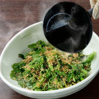 生春菊の熱々ごま油がけサラダ