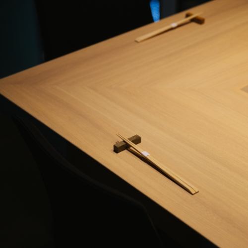 <p>店内は落ち着いた雰囲気のシックな内装が特徴です。特別な時間を演出するために、照明やインテリアにこだわり、訪れる人々にリラックスしたひとときをご提供いたします。スタッフの丁寧なサービスがさらに居心地の良さを引き立て、何度でも足を運びたくなる雰囲気。デートや記念日など、大切なシーンにぴったりです。</p>