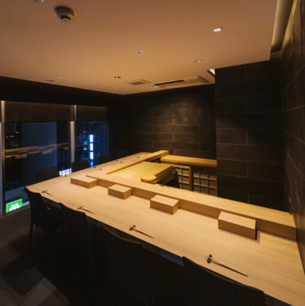 ビルの8階に位置し、店内からは美しい夜景を楽しむことができます。特に六本木の夜景は圧巻で、煌めく街の光が特別な時間を演出します。店内の雰囲気も非常に洗練されており、贅沢な食事とともに心地よいひとときを過ごすことができます。大切な人と一緒に過ごす時間をより一層特別なものにしてくれるロケーションです。