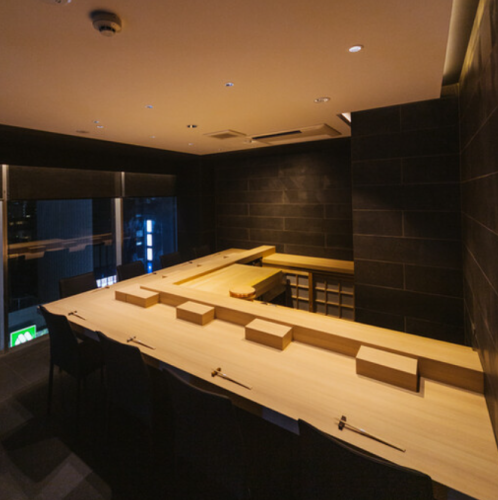 <p>ビルの8階に位置し、店内からは美しい夜景を楽しむことができます。特に六本木の夜景は圧巻で、煌めく街の光が特別な時間を演出します。店内の雰囲気も非常に洗練されており、贅沢な食事とともに心地よいひとときを過ごすことができます。大切な人と一緒に過ごす時間をより一層特別なものにしてくれるロケーションです。</p>