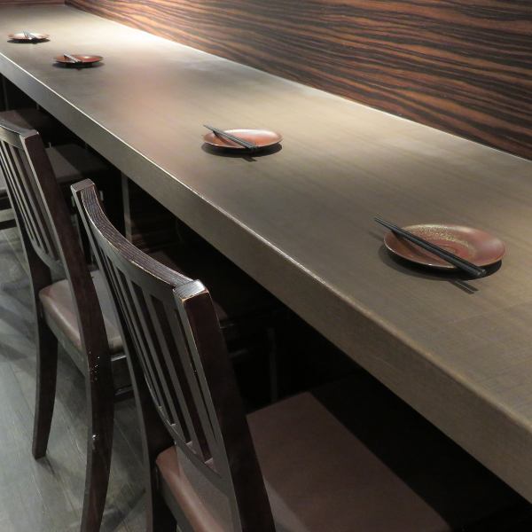 The wood-grain chic counter seats are perfect for small groups such as 2 people.Of course, you can also come by yourself ◎ We have prepared many a la carte dishes that are perfect for a quick drink or a quick drink, so please feel free to visit us even if you are alone!