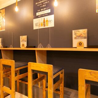 [Ideal for single use] We have counter seats where you don't have to worry about being seen.The warm lights make you feel calm like the streets of Otaru, so please use it as a place where you can go for a quick drink after work.