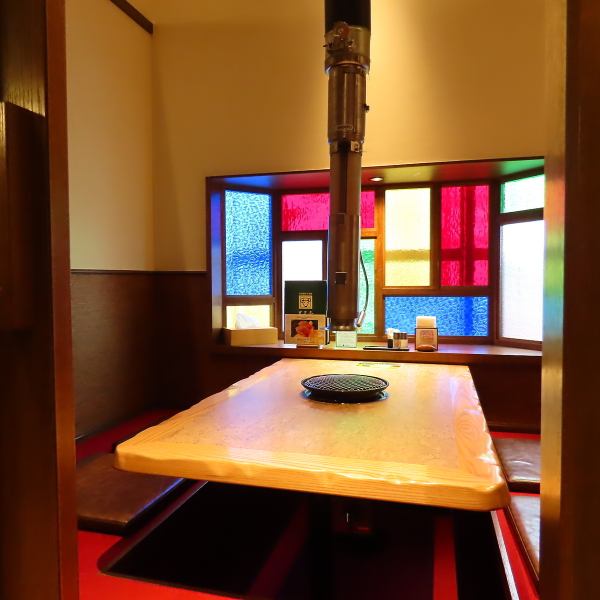 我们还设有带下沉式暖桌的私人包间,您可以在那里放松身心,享受用餐时光。如果您来参观,何不以美丽的彩色玻璃窗为背景,给您美味的成吉思汗汉堡拍张照片呢?