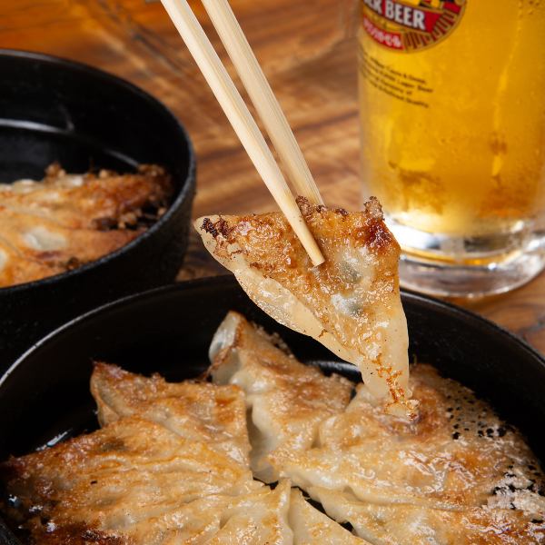 【きざん亭が誇る人気No,1メニュー♪】あつあつジューシーでお酒によく合う！”きざん亭名物鉄鍋ぎょうざ”