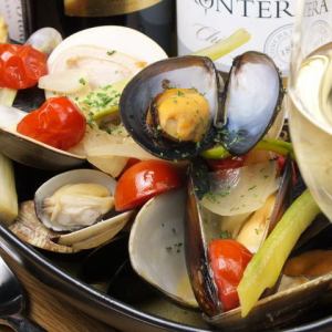 Heaping !! Steamed various shellfish with white wine