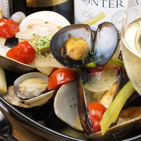Heaps of various shellfish steamed with wine