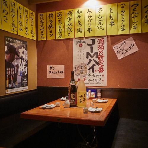 4名様まで座れる大きいテーブルタイプです♪テーブル、座敷、個室と、豊富な席タイプをご用意。女子会、合コン、仕事帰りのサク飲み、接待など、利用シーンに応じて最適なお席にご案内可能です。