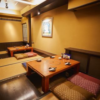 移動可能で2名様からご利用頂けます♪靴を脱いでゆったり過ごせる座敷席が人気です。仲間と肩を並べて会話が弾む時間をお過ごしいただけます。送別会・歓迎会にも最適です。
