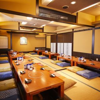 8名様まで座れる大きいテーブルタイプです♪会社の宴会やグループ利用におすすめなのが、掘りごたつスタイルの席。人数に応じて柔軟にレイアウトが可能。足元らくらくでリラックスしながら料理と会話を楽しめる空間は、幹事様からも好評です。