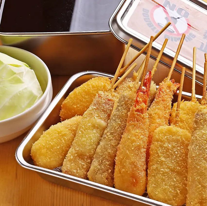 目利きの店主が厳選した様々な充実素材を揚げたてで楽しめる《串カツ食堂 ホタル》