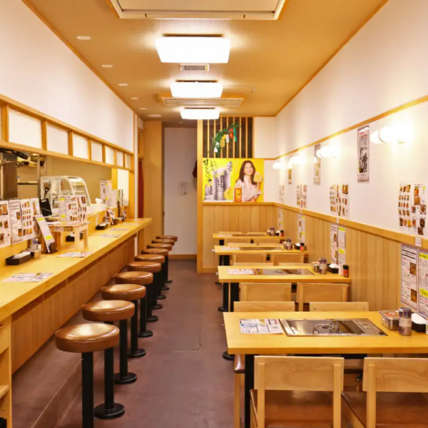 宴会に最適な2階席。貸切なら個室感覚で利用可能。調理の音や香ばしい香りが漂い、スタッフの明るい声が響く中で、食事を楽しむワクワク感が高まります。目の前には揚げたての串カツが待っていて、サクサクとした衣から溢れ出る旨味が食欲をそそります。