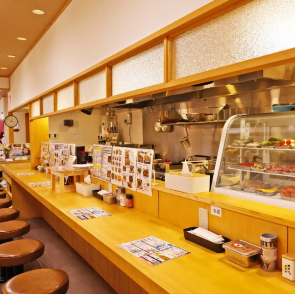 ご家族連れにおすすめの4名掛けテーブル◎木の温もりを感じることができる落ち着ける空間です。近くにお笑い劇場もあり帰りのタイミングにも最適です◎