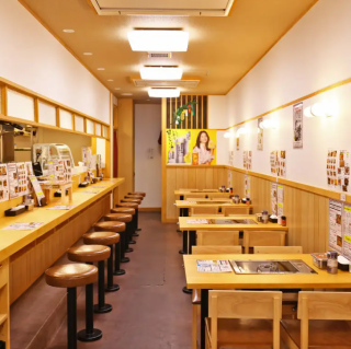 4名様掛けのテーブルを4卓ご用意しております。パッと明るい店内の中でお仲間とお酒を飲みながら串カツを食べられます。